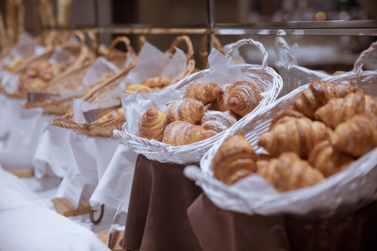 인터내셔널 호텔 타슈켄트 외부 사진 Croissants